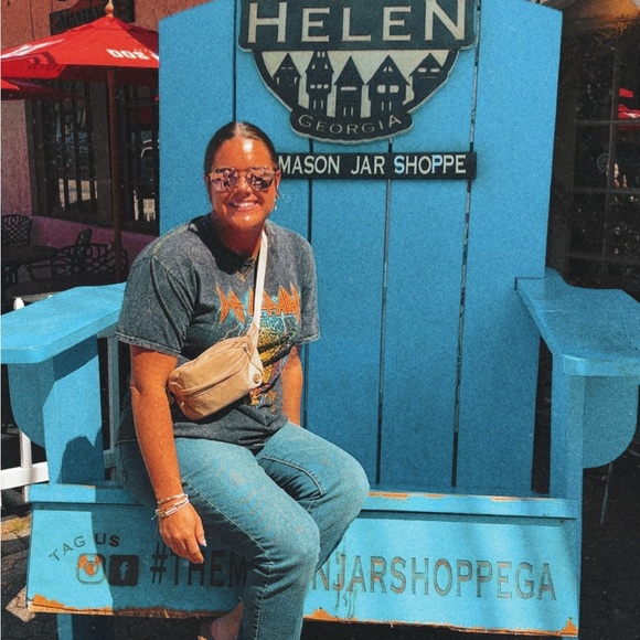 Meet your Posher, Stacie - Picture 3 of 6